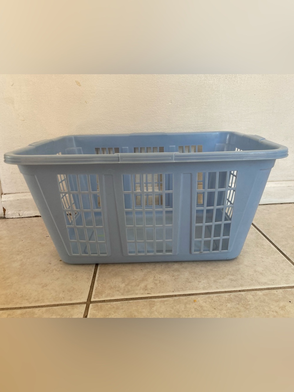 Flaw Rubbermaid Vintage Laundry Basket Blue